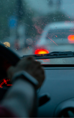 Illustrer notre flash SST qui concerne la prévention des risques liés au fait de rouler par temps de pluie.