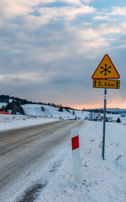 Illustrer notre flash SST qui concerne la prévention des risques routiers liés à la période hivernale.