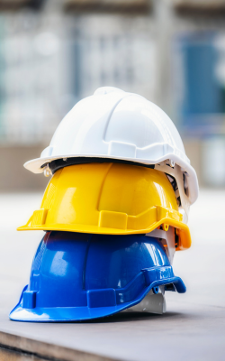 des casques de sécurité posés l'un au dessus de l'autre